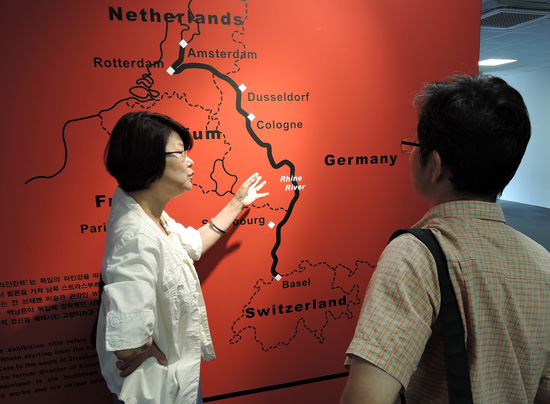 '라인란트'지역 지도를 가리키며 독일에서 이곳의 특징과 그 위상을 설명하는 김순주 씨
