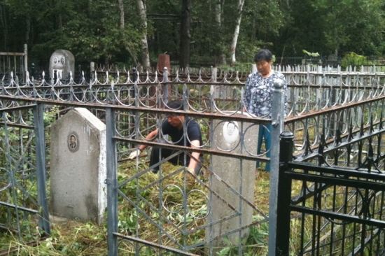 8월 15일(양력) 벌초하는 한인들(유즈노사할린스크 제1공동묘지)