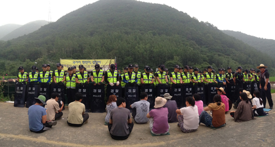 지난 22일 경북 청도군 송전탑 건설예정지에서 경찰과 대치중인 농성자들.