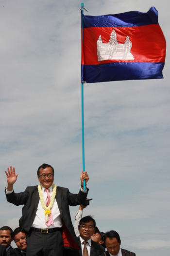 지난 7월 19일 삼 랭시가 총재가 프랑스 외유를 마치고 포첸통 국제공항에 도착하자 수천여명의 지지자들이 그를 반겼다. 이 날은 국왕의 사면으로 망명생활을 마치고 캄보디아에 돌아온 지 1주년이 되는 날이다. 