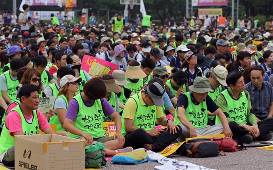 송영기 전교조 경남지부장(앞줄 맨 왼쪽)을 비롯한 지부 조합원들이 지난 12일 서울에서 열린 집회에 참석해 앉아 있다.