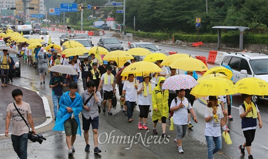 세월호 참사 100일, 특별법 제정 촉구 대행진 세월호 참사 100일을 하루 앞둔 23일 오후 '세월호 참사 100일, 특별법 제정 촉구 대행진'에 나선 유가족과 시민들이 비가 내리는 궂은 날씨 속에 안산 합동분향소를 출발해 서울을 향해 1박 2일 도보행진을 하고 있다.