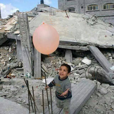 이스라엘 미사일 공격으로 무너진 집의 잔해 위에서...