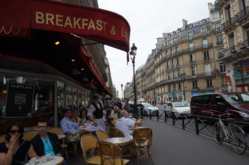 파리의 걷다 보면 가장 많이 발견하게 되는 노천 카페들