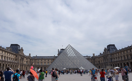 파리의 대표적인 상징물 중 하나인 루브르 박물관의 유리 피라미드