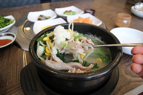  정성이 듬뿍 담긴 옛날순대국밥 맛은 예사롭지가 않다.
