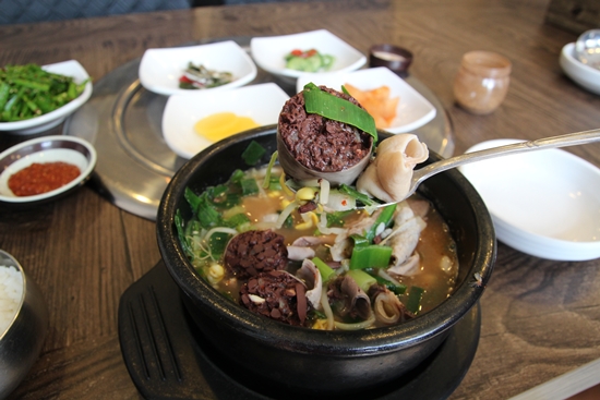 국밥 한 그릇에 피순대와 돼지 내장이 듬뿍 들어가 있다. 
