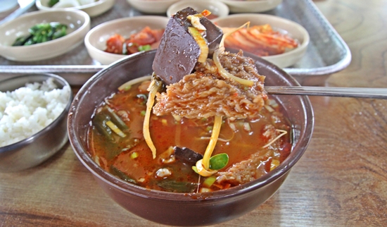 구례장터의 이색 별미 수구레선지국밥이다.
