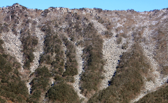 높은 곳에서 아래로 둥굴둥글한 돌들이 굴러내려 강을 이룬 듯한 장관을 보여주는, 빙하기가 만든 비슬산의 풍경