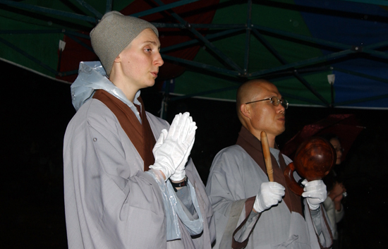 숭산 스님을 다비하고 있는 연화대 앞에서 합장을 하고 서서 '나무아미타불'을 염불하고 있는 서양인 스님