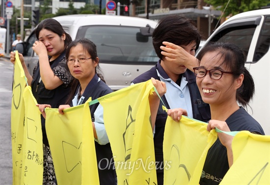 힘 주러 나왔건만... 24일 오전 세월호 특별법 제정을 촉구하며 서울을 향해 1박2일 도보행진을 벌이는 희생자 유가족들을 응원하기 위해 나온 시민들이 돌아서 눈물을 훔치고 있다. 