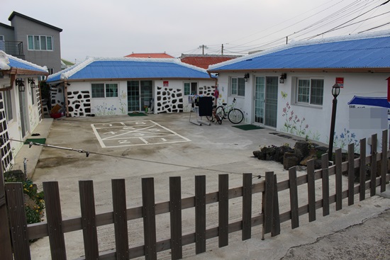 시골 마을의 일반적인 가정집 풍경이다. 깔끔한 파란 지붕위로 아침이 열리고 있다.