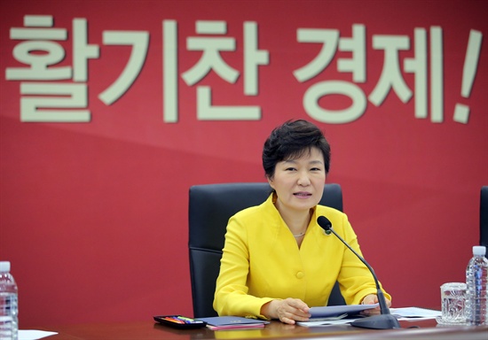 박근혜 대통령이 지난달 24일 오전 정부세종청사에서 열린 확대 경제관계장관회의를 주재하고 있다.