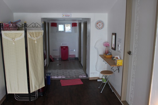 화장실 2개와 샤워실 2개가 있는데, 수시로 주인부부가 청소를 해주셔서, 늘 깨끗한 상태가 유지된다
