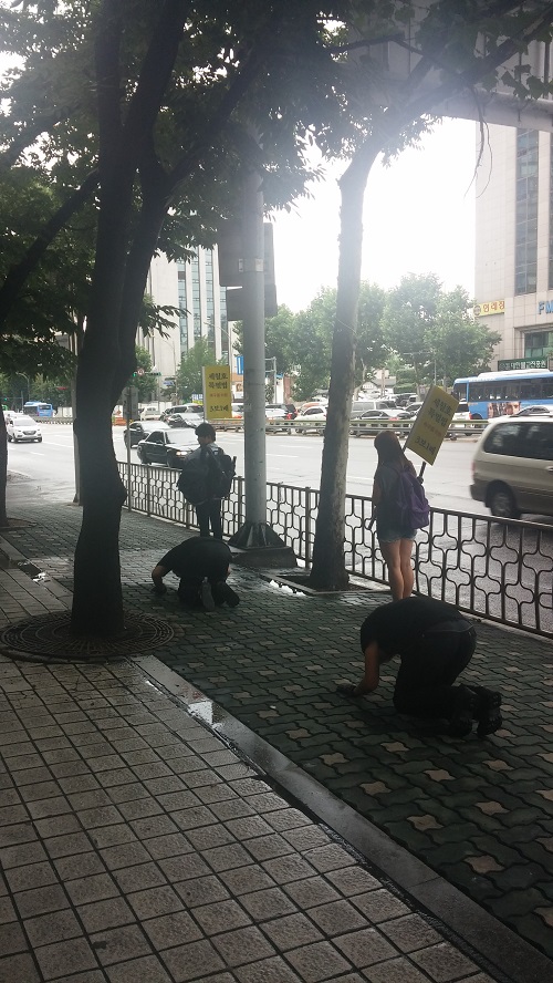 7월 24일 오전 11시 장영승 서촌갤러리 대표가 알행과 함께 광화문광장을 향해 삼보일배를 하고 있다. 