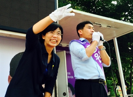 이정희 통합진보당 대표와 장원섭 광주 광산을 국회의원 후보가 19일 광주 광산구 첨단LC타워 사거리에서 선거운동 차량에 올라 유세를 하고 있다.