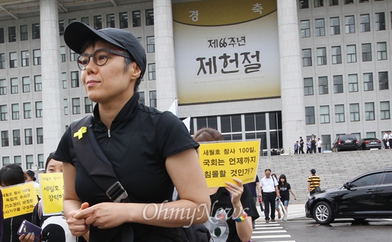  가수 이은미 씨는 "대통령이 눈물로 호소하셨던 그 진실은 무엇이며, 지난 선거 때 대통령을 살려달라며 국민에게 90도 각도로 넙죽 엎드려 절 했던 그 분들은 다 어디로 가셨냐"고 반문했다.