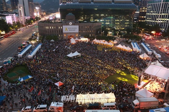 '세월호 참사 100일 추모 문화제'가 24일 오후 서울광장에서 유가족과 수만명의 시민들이 참여한 가운데 열려 아픔을 나누고 있다.