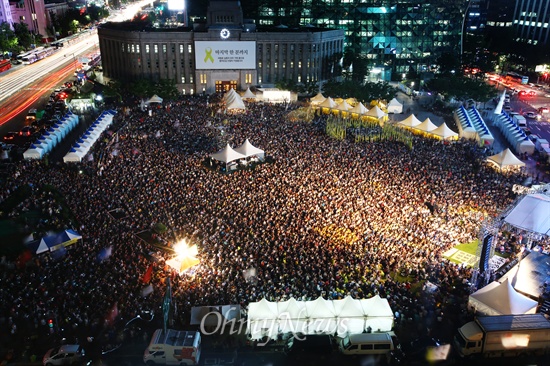 '세월호 참사 100일 추모 문화제'가 24일 오후 서울광장에서 유가족과 수만명의 시민들이 참여한 가운데 열려 아픔을 나누고 있다.