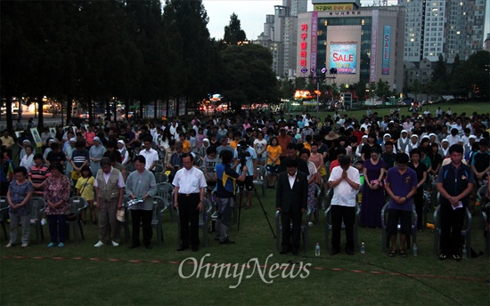 24일 밤 서대전시민공원에서 열린 '4.16특별법 제정촉구 세월호 참사 100일 대전시민대회'에서 묵념을 하고 있는 시민들.