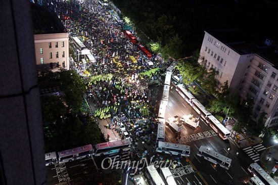 7월 24일 오후 서울광장에서 열린 '세월호 참사 100일 추모 문화제'에 참가했던 유가족과 시민들이 특별법 제정을 촉구하며 광화문광장에서 단식농성중인 유가족들을 만나기 위해 행진을 하자, 경찰이 차벽을 쌓아 저지하고 있다.