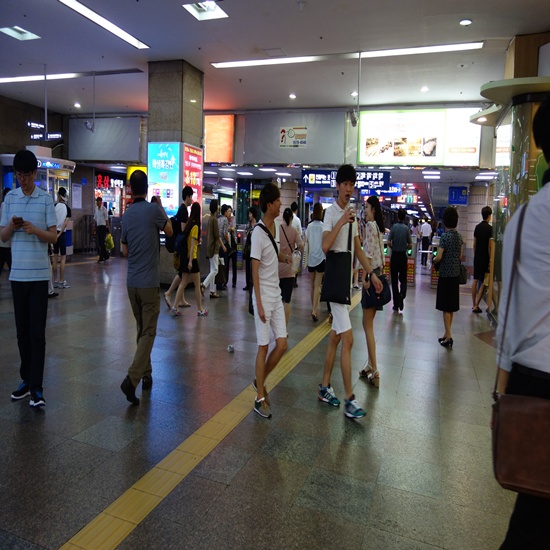    서울지하 역전 상가를 돌아다니며 냉음료를 마시는 청소년들