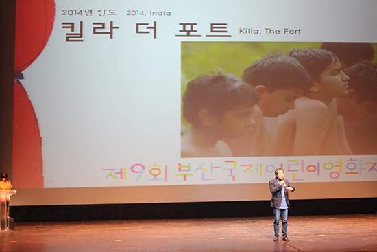  23일 열린 부산국제어린이영화제 개막식에서 개막작 <킬라 더 포트>에 대해 설명하고 있는 김상화 집행위원장 
