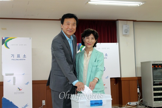 손학규 새정치민주연합 수원병 국회의원 후보가 부인 이윤영 여사와 함께 사전 투표를 마쳤다.