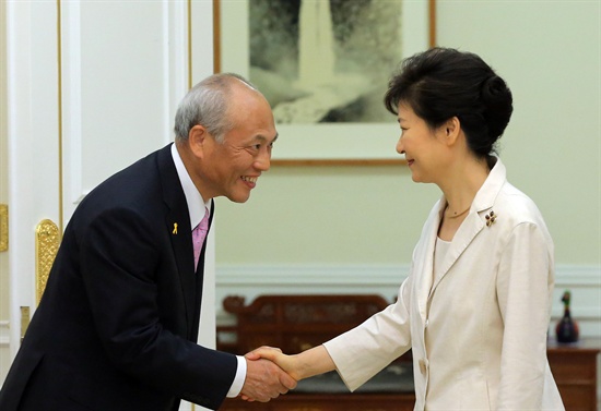 박근혜 대통령이 25일 오전 청와대를 예방한 마스조에 요이치 도쿄도지사와 악수하고 있다.