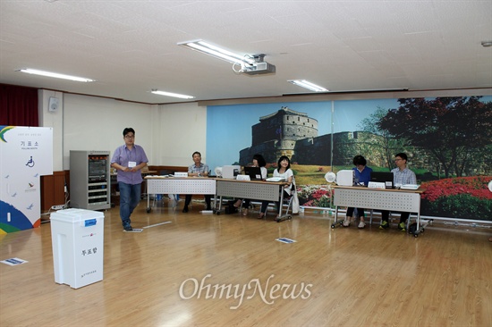 수원시 팔달구 우만2동주민자치센터에서 사전투표가 실시되고 있다.