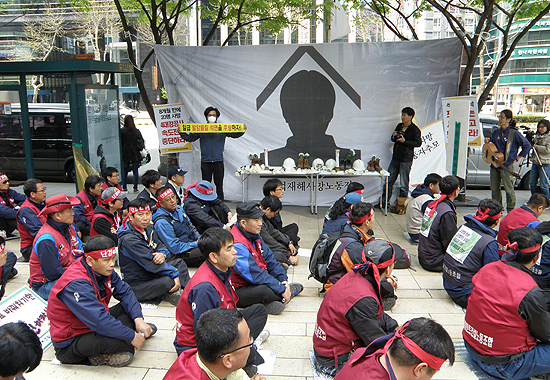 2011년 4월28일 세계산재노동자의날에 서울 강남 포스코 앞에서 열린 전국플랜트노동자대회장
