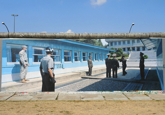 베를린 장벽에 설치된 한국의 군인들과 판문점 모습