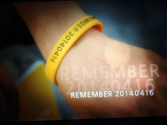 유가족의 손목에 있던 노란 팔찌. 내가 맡고있는  TV프로그램에서 세월호 98일을 기념해서 제작한 영상물 <Remember0416> 의 마지막 장면. 