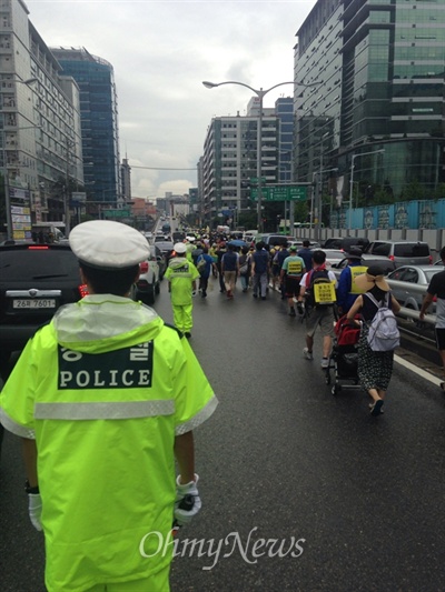 유가족 1박 2일 행진에 도로 통제에 나선 경찰들. 