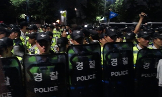  세월호 100일 유가족의 광화문 행진을 경찰이 막아서고 있다.