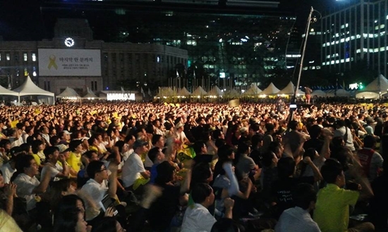  시민들이 세월호 특별법 제정을  촉구하고 있다.
