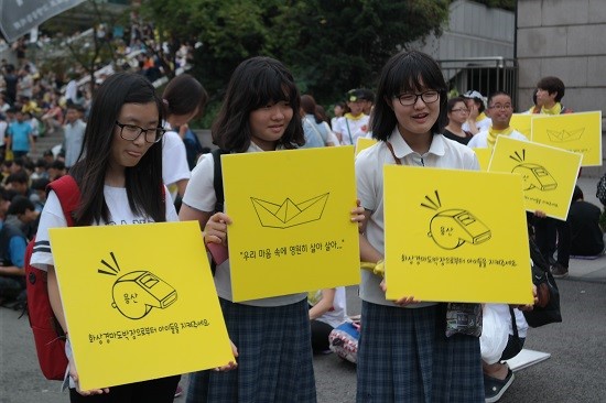성심여중 1학년 학생들은 자발적으로 이날 행사에 참여했다. 학교와 선생님은 아이들의 제안을 흔쾌히 받아들여 거리로 함께 나왔다.