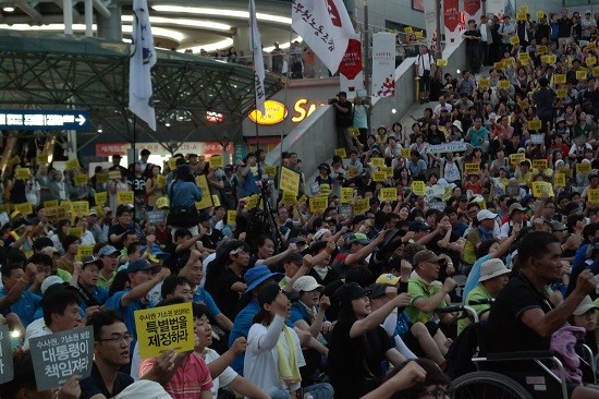 오후 7시 15분 서울역 광장이 시민들로 꽉 찼다. 세월호 특별법을 제정하고 수사권을 보장하라고 외치고 있는 모습.