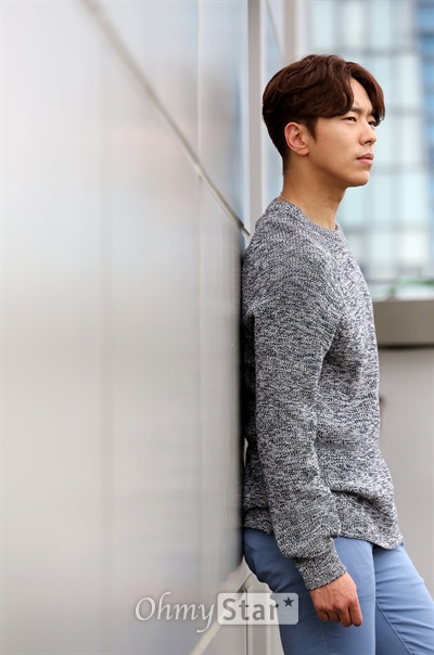  배우 윤현민이 20일 오후 서울 상암동 오마이스타 사무실에서 포즈를 취하고 있다. 
