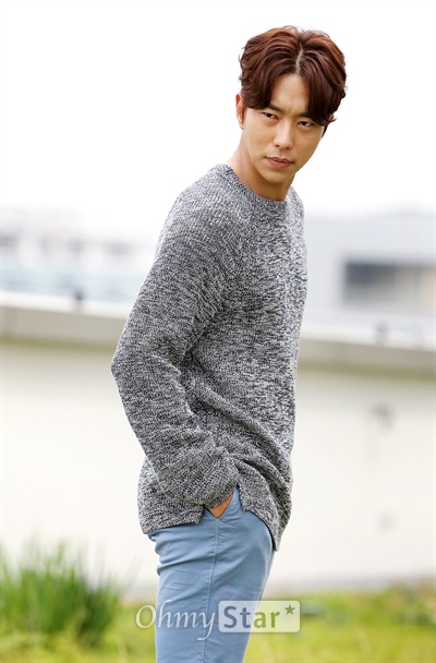  배우 윤현민이 20일 오후 서울 상암동 오마이스타 사무실에서 포즈를 취하고 있다. 