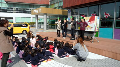 동화구연하기 전에 간단한 율동을~~ 도서관에 온 아이들을 위해 몸을 아끼지 않는군요~