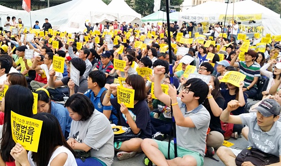  26일 오후 서울 광화문광장에서 열린 '수사권, 기소권 있는 진상규명 특별법 촉구 국민촛불'에서 참석자들이 구호를 외치고 있다.