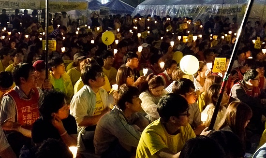 26일 오후 서울 광화문광장에서 열린 '수사권, 기소권 있는 진상규명 특별법 촉구 국민촛불'에서 발언을 경청하는 참석자들.
