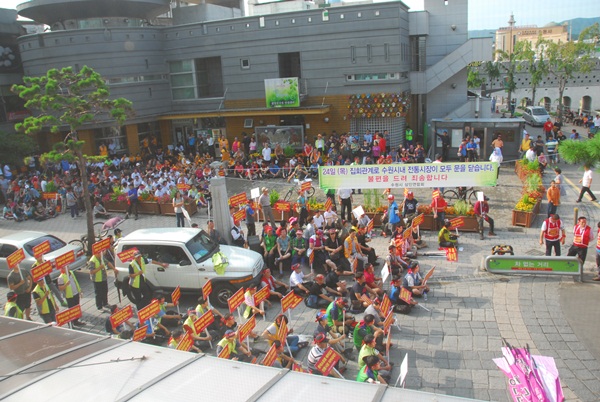 역전집회에 이어 지동교 앞에 모인 상인연헙회 회원들(25일)
