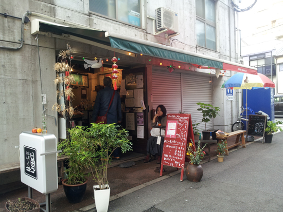 나가사키 어느 골목에 자리한 매일 원두를 볶는 카페.