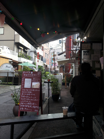 나가사키 어느 골목에 자리한 매일 원두를 볶는 카페.