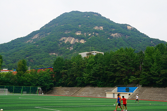 겸재가 태어난 경복고등학교와 백악산 정경 겸재는 1676년 북악을 등지고 솟은 경복고 어딘가에서 태어났다. 그 당시 지명으로 한성부 북부 순화방 유란동이다  