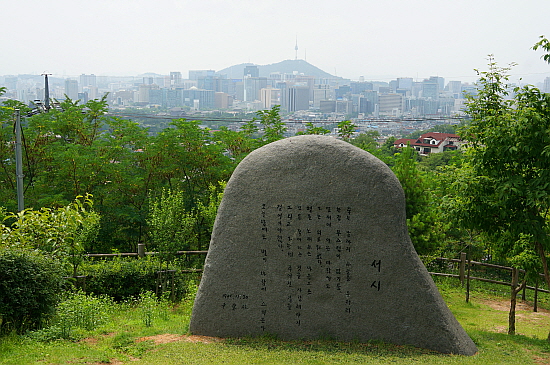  윤동주시인의 언덕에서 내려다본 ‘장안풍경’ 매연에다 윤동주시인의 시비에 가려 시야가 좁아졌다