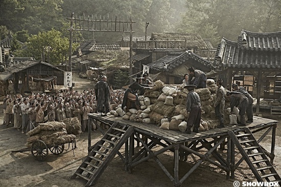  군도는 탐관오리를 증징하고 농민들에게 쌀을 나눠준다.