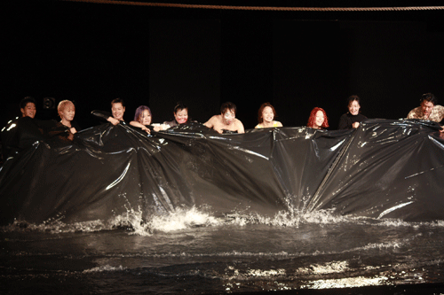 출연한 배우들이 수상무대를 관객들에게 되돌려주는 차원에서 무대를 향해 들고 있는 광경. 